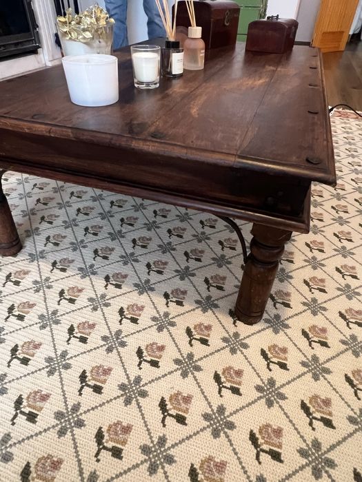 Mesa de centro em madeira maciça - Charme e requinte