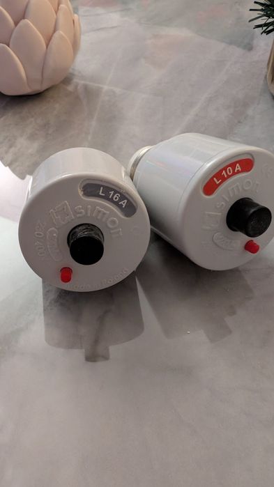 Bezpiecznik automatyczny , 10 A i 16A.