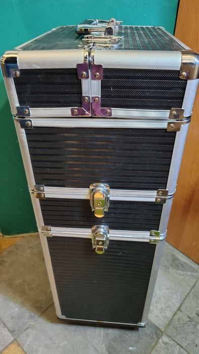 Walizka kosmetyczna 3-poziomowa - kuferek na kółkach