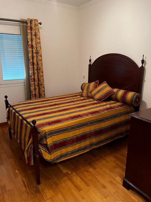 Cama antiga clássica em madeira