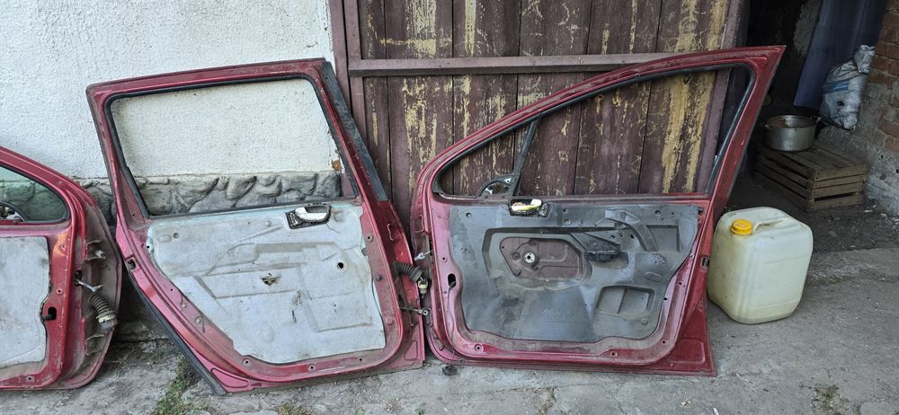 Продам двери Пежо 307 SW