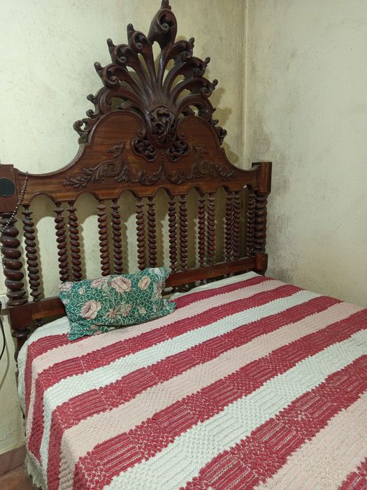 Cama de madeira antiga