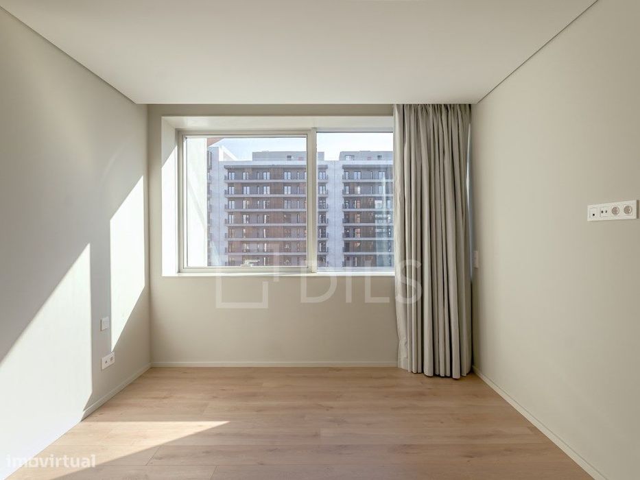 Apartamento T3 com terraços e estacionamento, em Miraflores