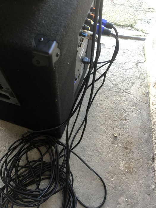 Sistema de som colunas de palco dj e banda