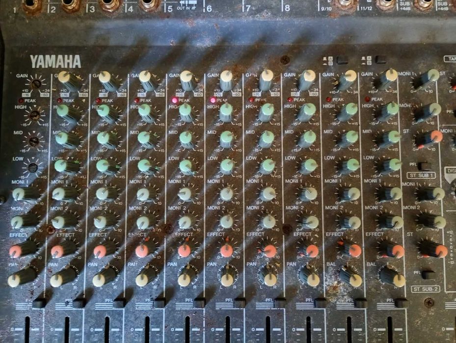 Yamaha EMX 2000 Powered Mixer