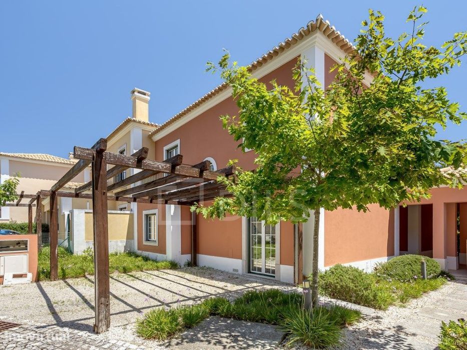 T4+1 Detached House in a Closed Condominium in Bicesse, Cascais