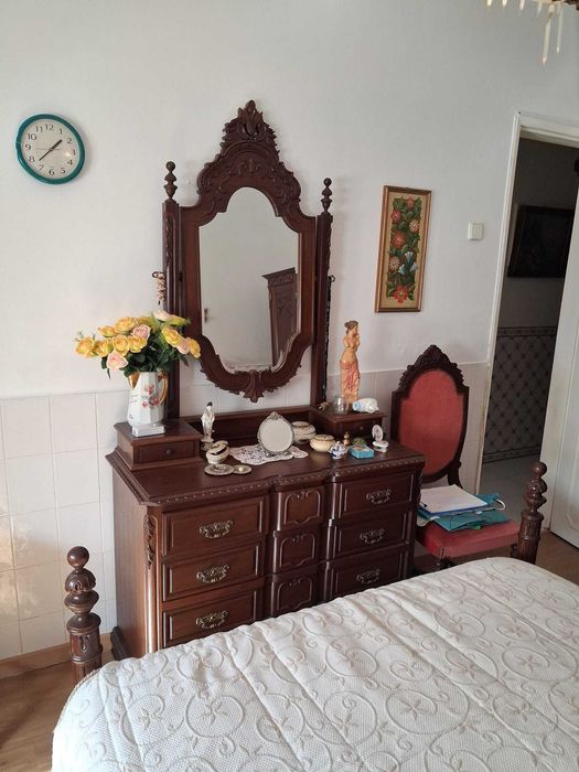 Mobília de quarto (Cama/Roupeiro/Cômoda/2 Mesas cabeceira/2 Cadeiras)