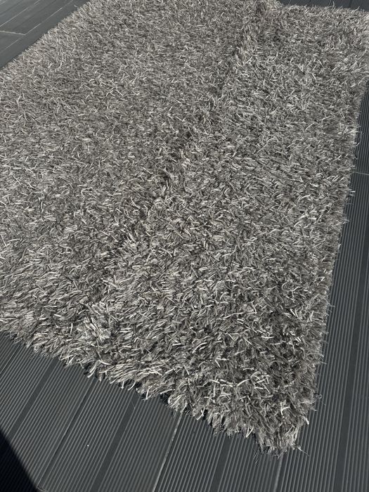 Carpete cinza e cinza claro