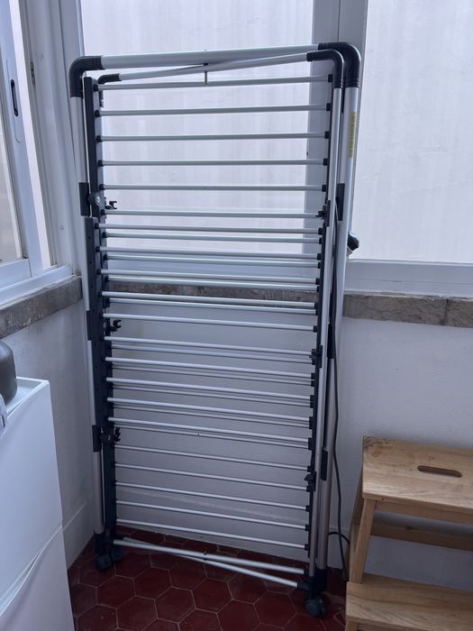 Estendal da roupa eléctrico desdobrável da Black+Decker