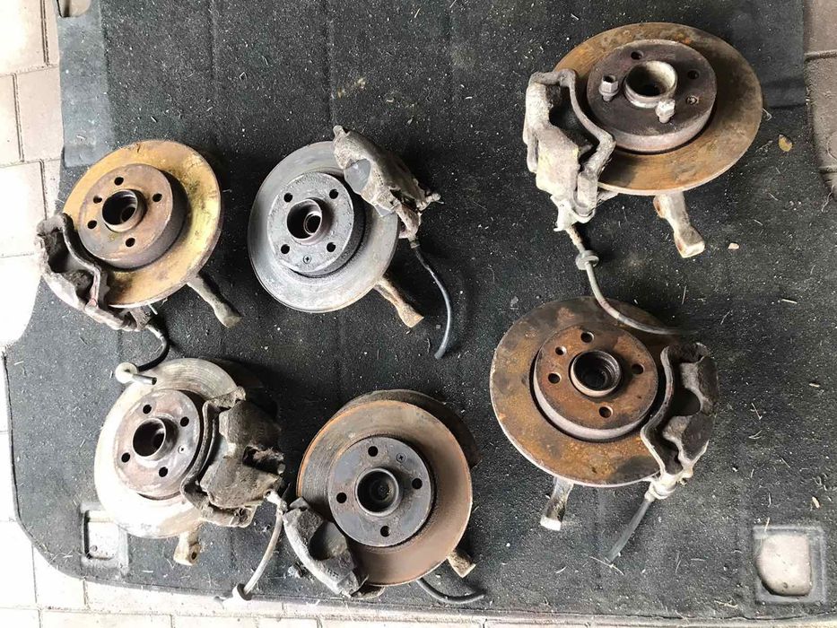 Цапфа поворотній кулак Ступіца Volkswagen Passat B3 B4 Golf 4  Vento