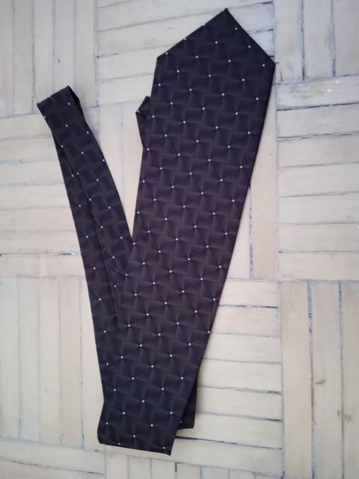 krawat brązowy firmowy  wzór pop-art sześciany marka Hugo Boss