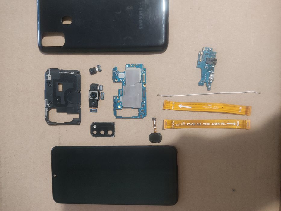 SAMSUNG M21 4-64 и Samsung A20 3-33