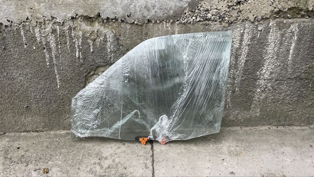 Переднее левое стекло Nissan Terrano II водительское стекло Терано 2