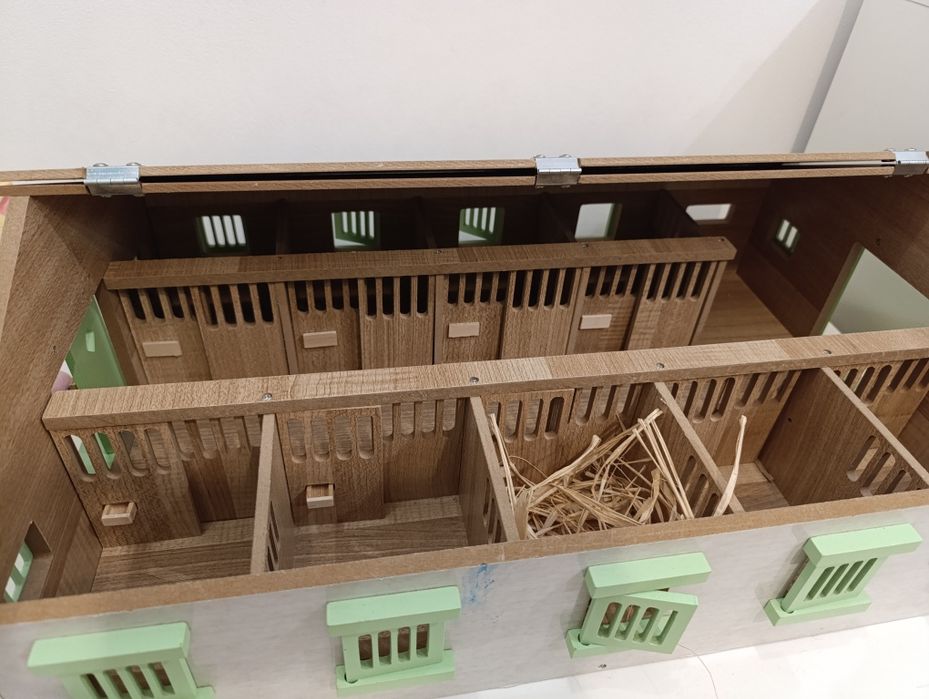 Duża stajnia drewniana na koniki Schleich lub inne