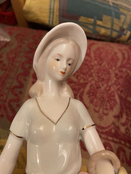 Статуэтка фарфор