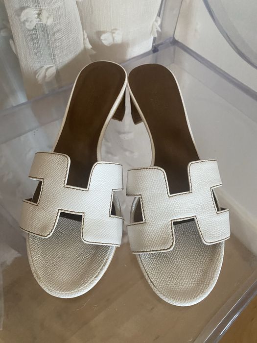 Hermès Oasis białe klapki na 5cm obcasiku