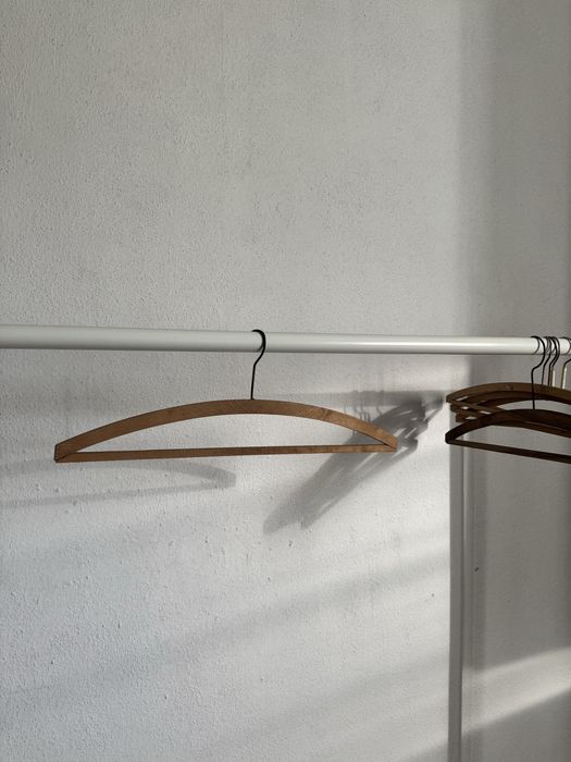 Conjunto de 6 cabides de madeira