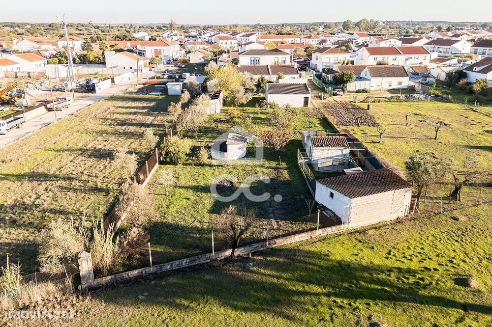 Terreno de  1.350 m² c/ Anexo de Apoio Agrícola | Canaviais, Évora
