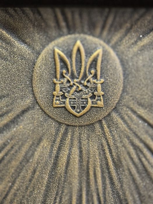 Авторська деревʼяна картина-панно «Сила гідності»