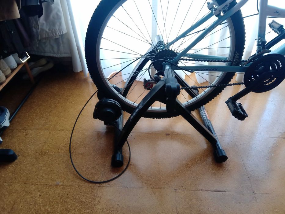 Bicicleta com rolo de treino