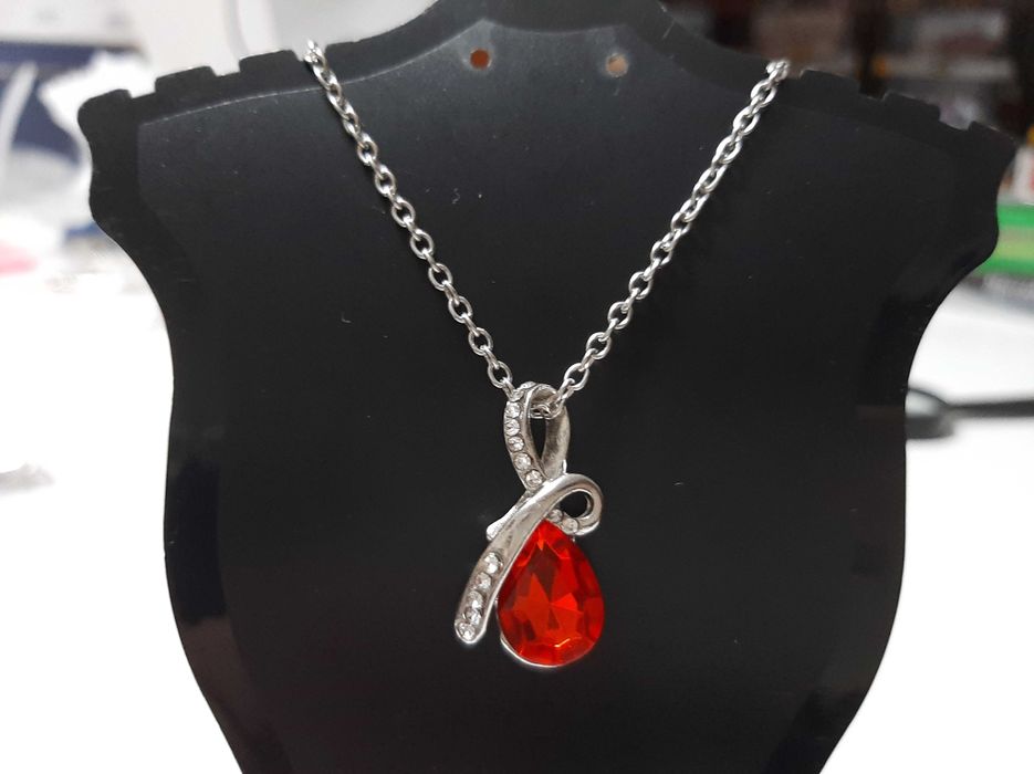 Fio com Pendente de Cristal Vermelho