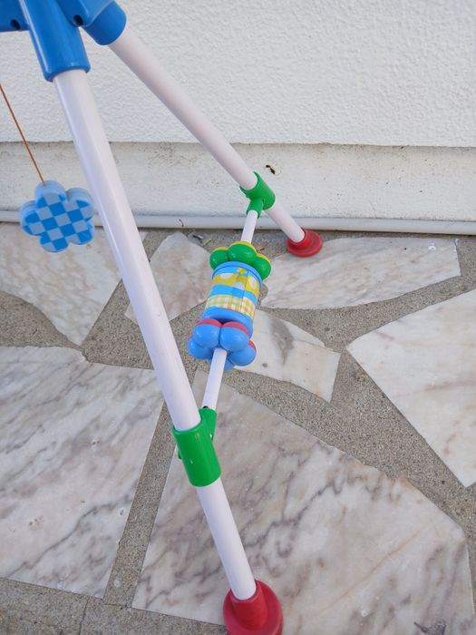 Brinquedo de crianca, a trabalhar com pilhas, música  e luzes.
