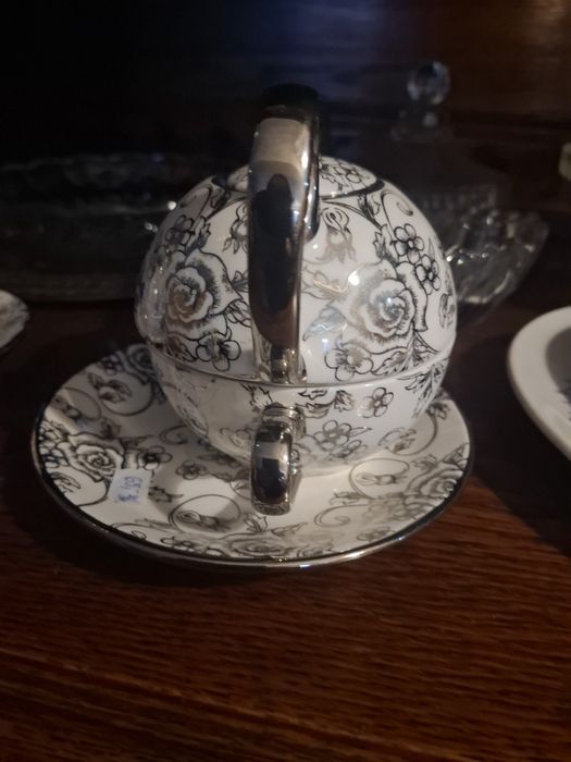 Porcelanowy dzbanek z filiżanką do herbaty