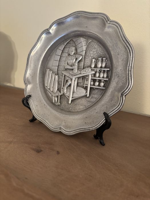 4 Pratos em estanho profissoes