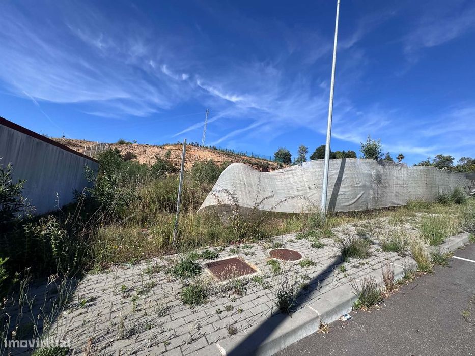 Lote de terreno com projeto aprovado - Escapães