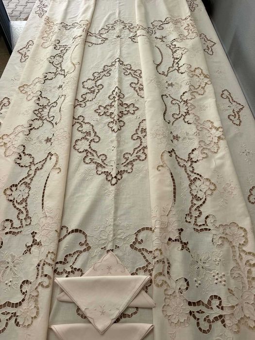 Magnífica toalha em linho, inteiramente bordada à mão em linho, bordados artesanais