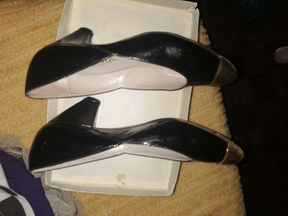 Sapatos pretos brilhantes Com frente dourada