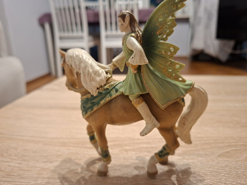 Elf Falaroy na koniu Schleich