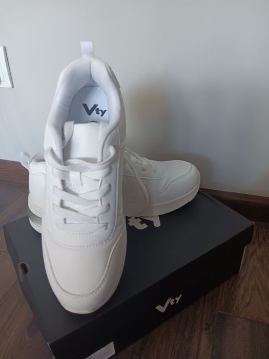 Nowe sneakersy rozmiar 39