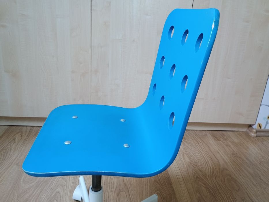 Krzesła obrotowe Ikea Jules niebieskie i różowe.