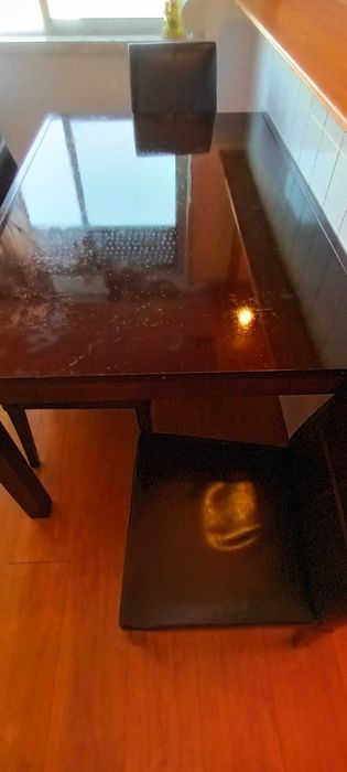 MESA com quatro cadeiras