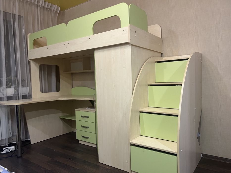 Продам дитяче ліжко-горище зі столом, шафою та сходами-комодом