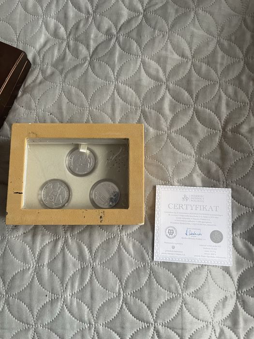 Srebrne monety z papiezem i grającą pozytywką