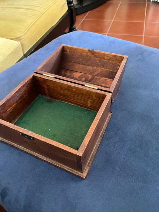 caixinha de madeira com tampo em pratinha, bom estado