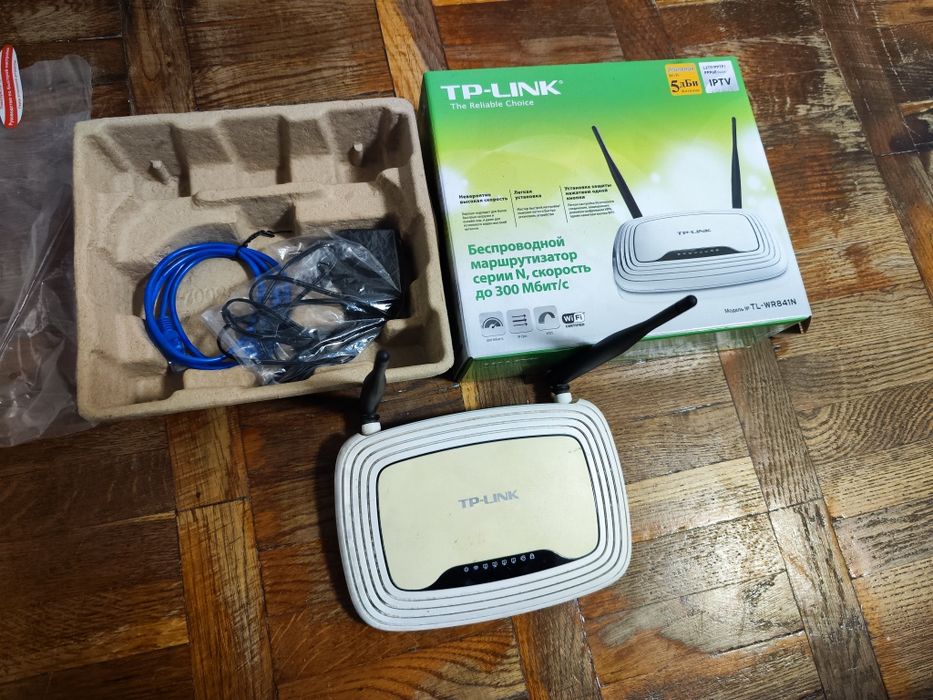 Роутеры TP-LINK TL-WR841N 9V и Xiaomi Mi Router AX1800