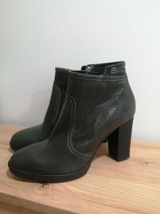 Lakierowane botki na słupku szare/khaki Badura