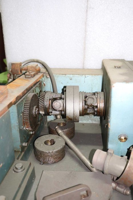 Maquina de roscar rolos por esmagamento