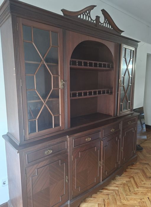 Louceiro com vitrine
