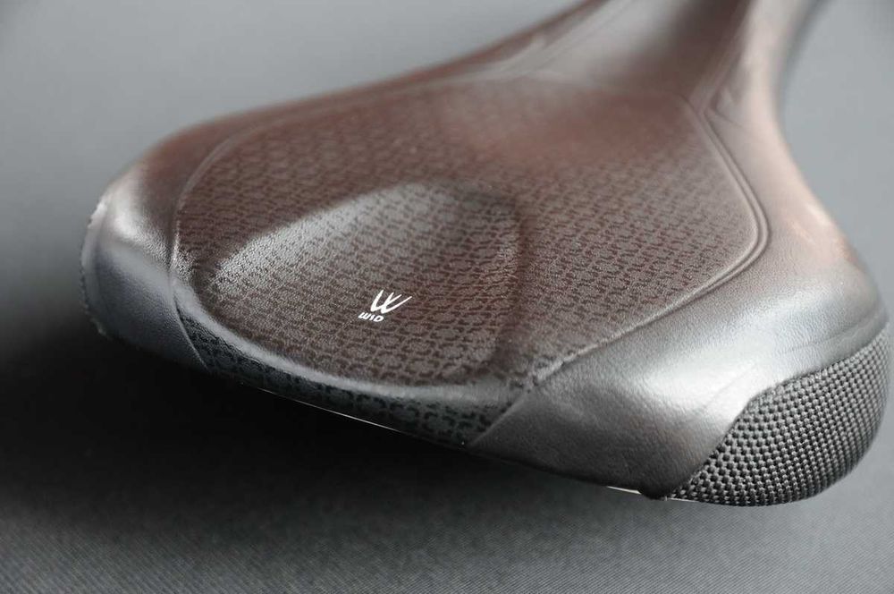 rowerowe siodełko BONTRAGER Evoke RL Hollow Ti, 143mm, pręty TYTAN