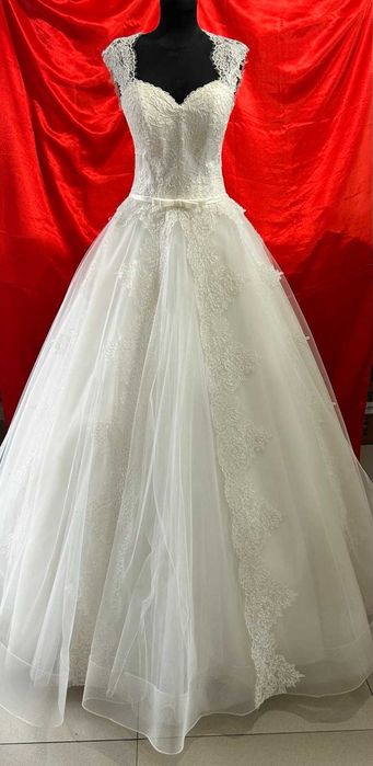 Мереживна сукня.