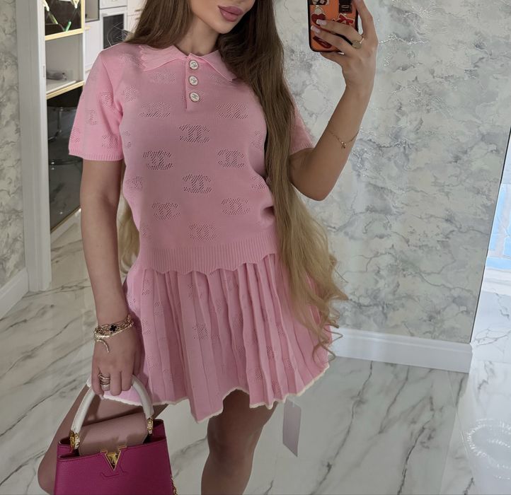 Розовый костюм Chanel юбка и поло