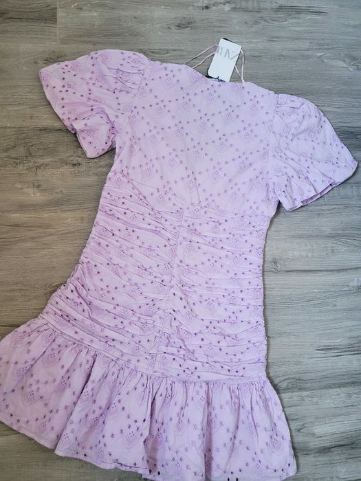 Liliowa ażurowa haftowana sukienka boho Zara dekolt V bufki drapowana