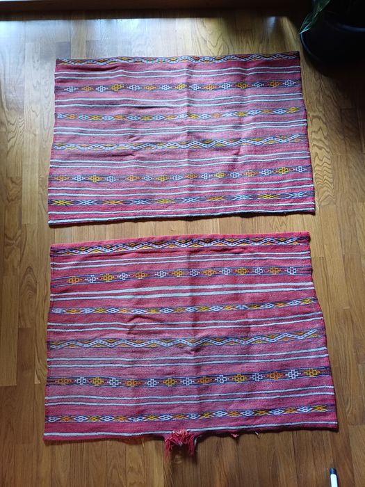 Dois tapetes marroquinos de tons vermelhos (105x72 cm)