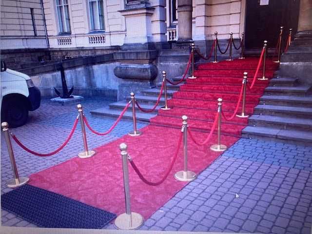 Червона доріжка та обмежувальні стовпчики