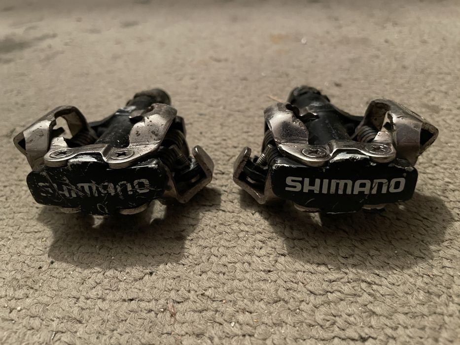 BTT Pedais Shimano e aluminio Punhos SCOTT Syncros Aperto espigão KCNC