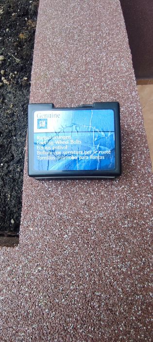 Nakrętki kół zabezpieczajace przed kradzieżą Opel Astra k